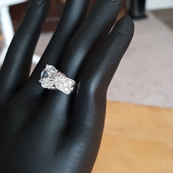 Cubic zeconia ring with large center stone and 5 smaller stones on either side - Picture 3 of 4